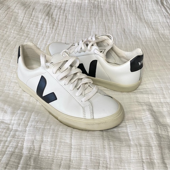 Veja Esplar low-top leather sneakers in white with black logo size 6

US6/EU37 - Picture 2 of 10